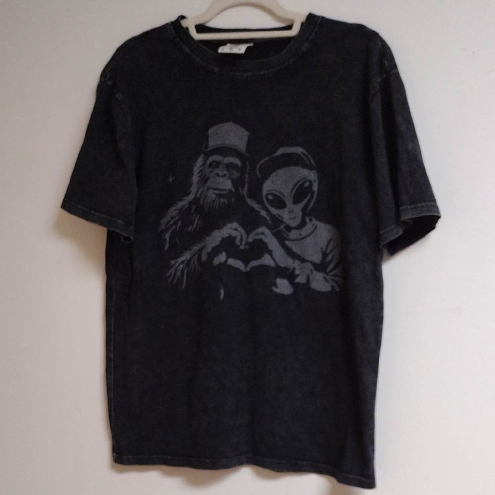 Men's Medium Bigfoot And Alien T-shirt